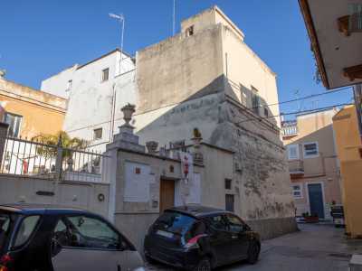 Ancora pochi passi, per�, ed ecco una struttura che ci proietta indietro nel tempo. All�angolo tra via Sant�Anna e piazza Castello c�� infatti un massiccio torrione quadrangolare diviso in due livelli